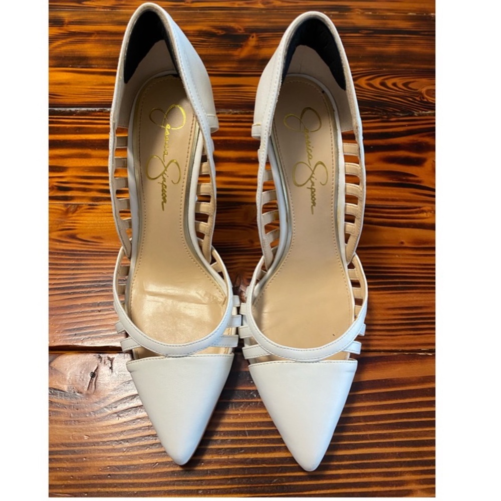 White Pumps (please pay close attention to the description)